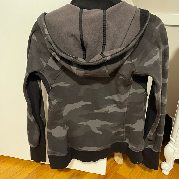 EUC Athleta Triumph Printed Hoodie - SIZE SMALL - Picture 5 of 9